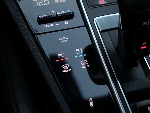 Used 2022 Porsche Cayenne Platinum Edition image 29