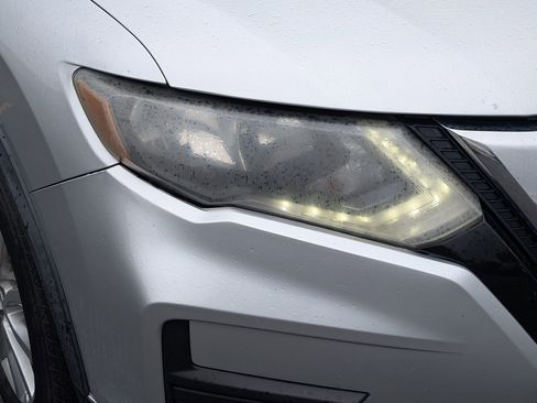 Used 2018 Nissan Rogue SV AWD/4WD image 10