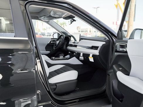 Used 2025 Mitsubishi Outlander SE image 12