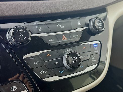 Used 2020 Chrysler Pacifica Touring image 18