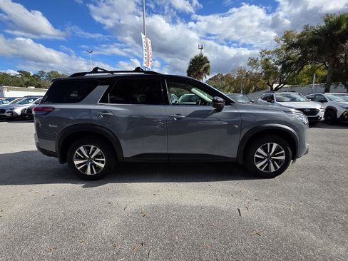 Used 2024 Nissan Pathfinder SL image 2