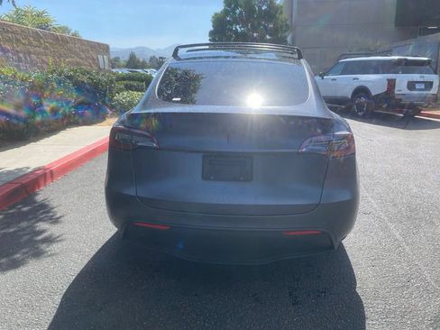 Used 2022 Tesla Model Y Performance AWD/4WD image 9