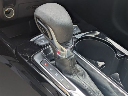 Used 2025 Chevrolet Trax LT w/ LT Convenience Package FWD image 17