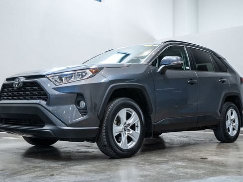 Used 2020 Toyota RAV4 XLE w/ Convenience Package image 3