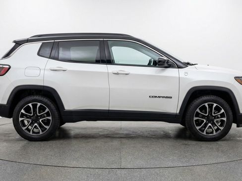 Used 2025 Jeep Compass Trailhawk AWD/4WD image 11