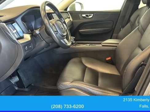Used 2018 Volvo XC60 T6 Momentum w/ Vision Package AWD/4WD image 19