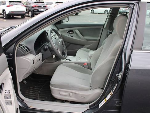 Used 2010 Toyota Camry LE FWD image 11