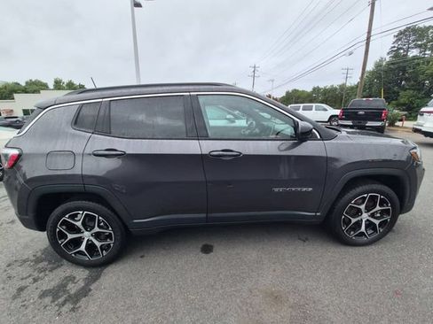 Used 2024 Jeep Compass Limited AWD/4WD image 2