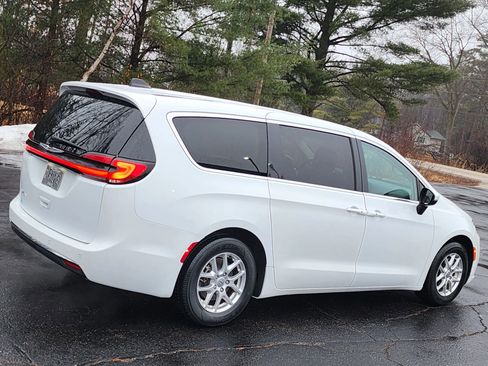 Used 2023 Chrysler Pacifica Touring-L image 11