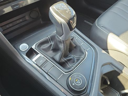 Used 2022 Volkswagen Tiguan SE image 18