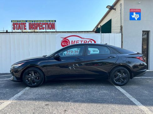 Used 2023 Hyundai Elantra SEL image 2