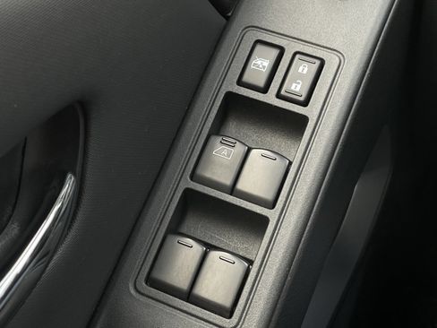 Used 2022 Nissan Frontier SV image 11