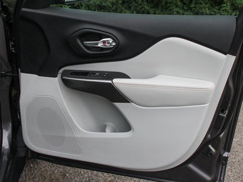 Used 2020 Jeep Cherokee Limited image 37