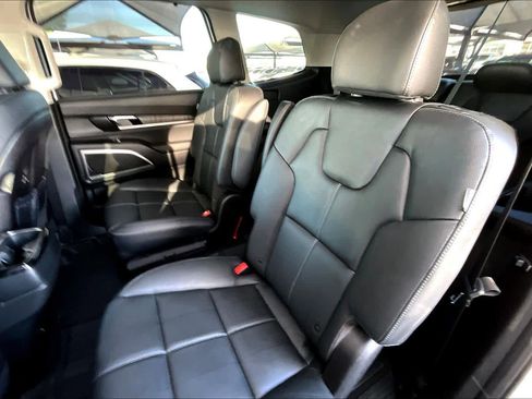 Used 2024 Kia Telluride EX w/ EX Captain's Chair Package AWD/4WD image 21