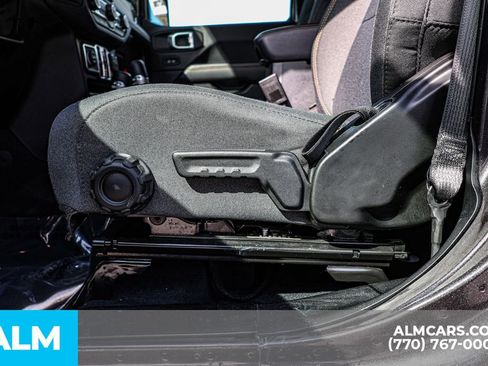 Used 2025 Jeep Wrangler Unlimited Sahara AWD/4WD image 24