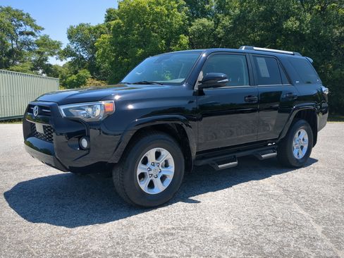 Used 2020 Toyota 4Runner SR5 Premium w/ Moonroof Package RWD image 6