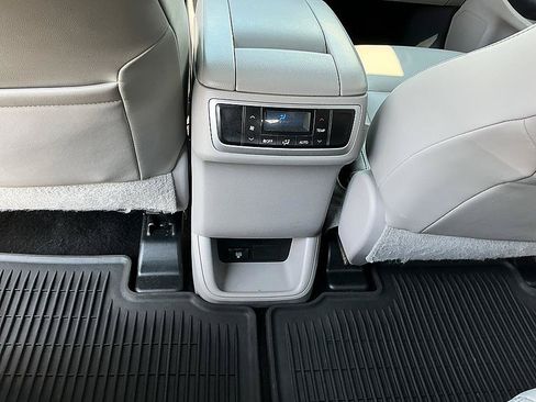 Used 2015 Toyota Highlander XLE FWD image 24