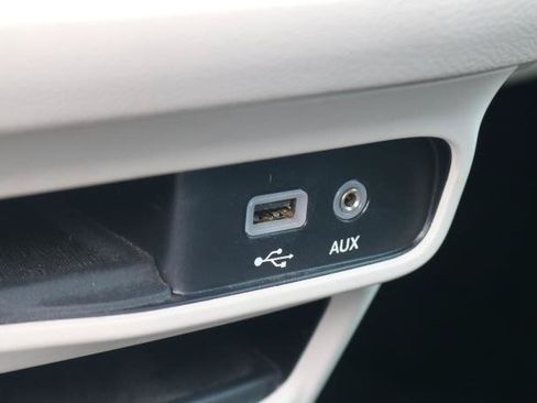 Used 2020 Chrysler Pacifica Touring w/ Tire & Wheel Group FWD image 17