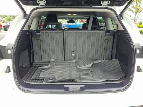Used 2022 Toyota Highlander XLE AWD/4WD image 29