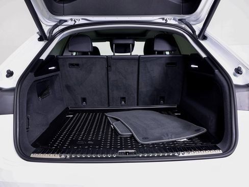 Used 2023 Audi Q8 Premium image 14