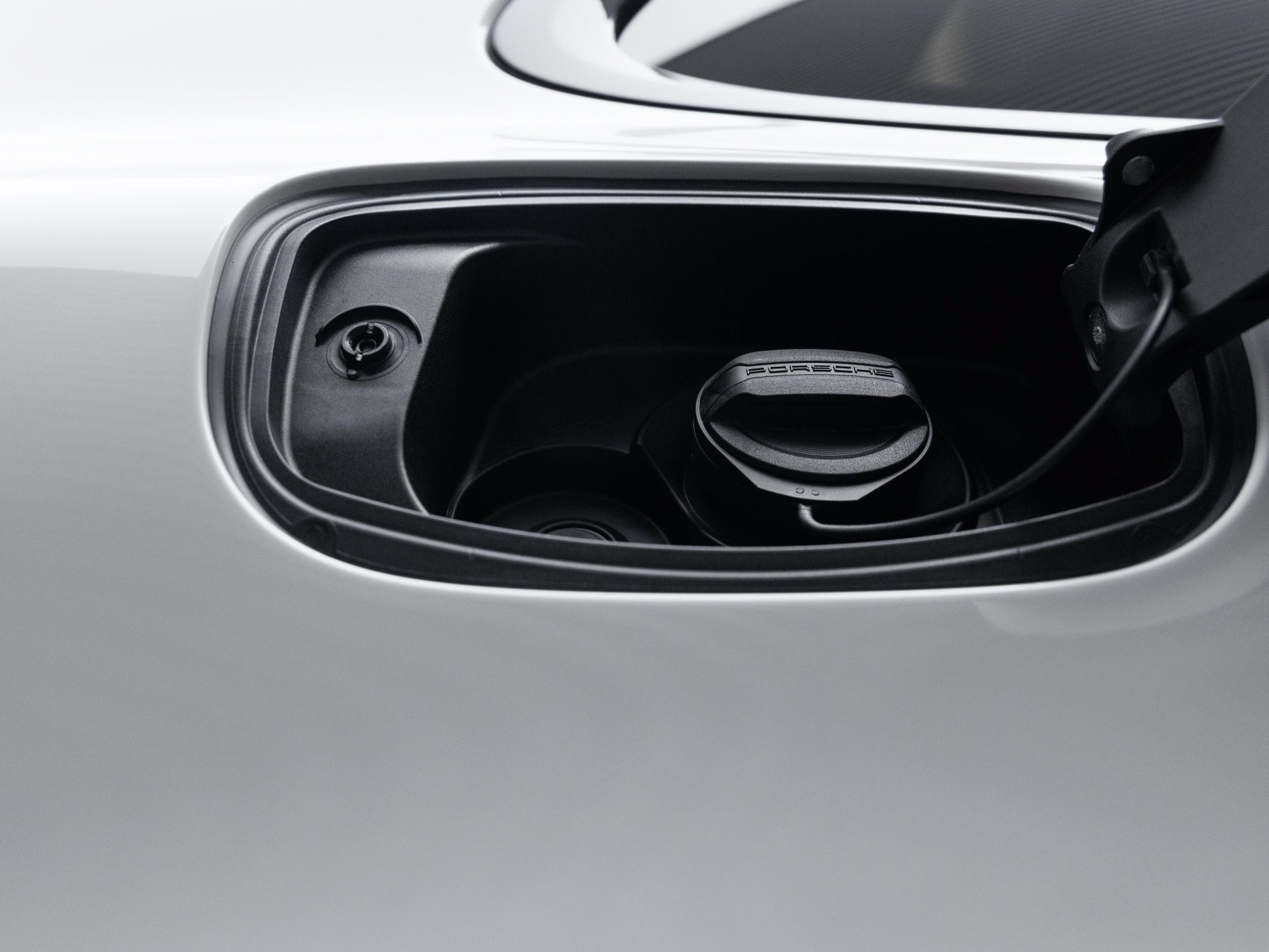 Certified 2025 Porsche Cayenne AWD/4WD image 31