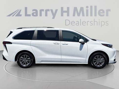 Used 2025 Toyota Sienna LE w/ LE Plus Package AWD/4WD image 6