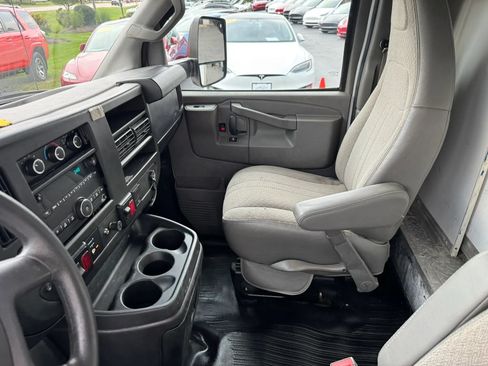 Used 2017 Chevrolet Express 4500 Extended RWD image 15