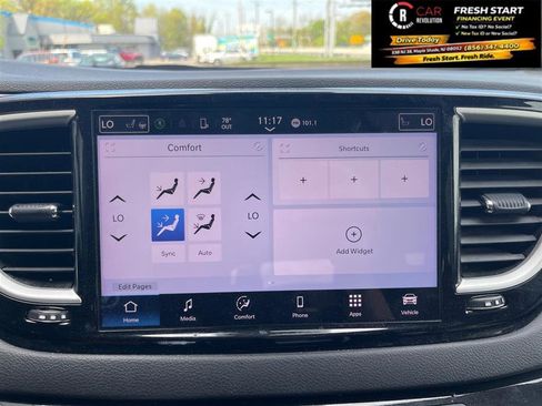 Used 2024 Chrysler Pacifica Touring-L image 18