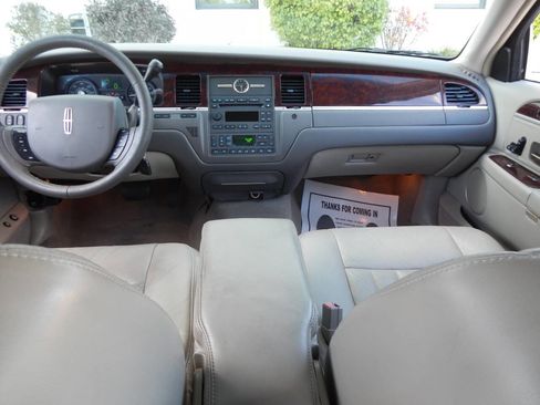 Used 2007 Lincoln Town Car Signature image 2