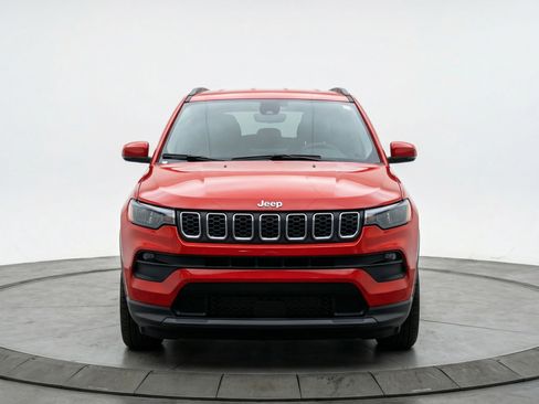 Used 2025 Jeep Compass Latitude AWD/4WD image 2