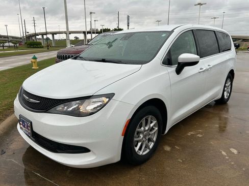 Used 2023 Chrysler Voyager LX image 14