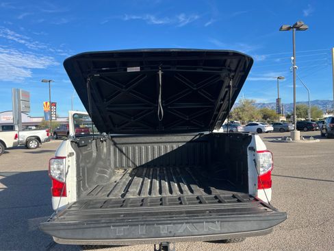 Used 2018 Nissan Titan SV image 34
