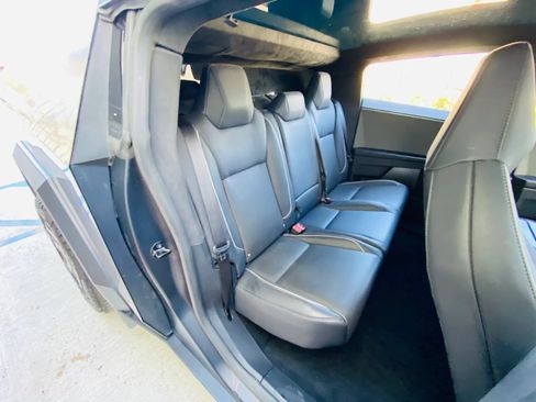 Used 2024 Tesla Cybertruck AWD Crew Cab image 31