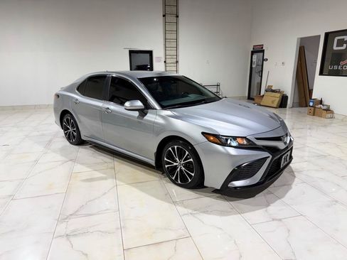 Used 2021 Toyota Camry SE FWD image 3