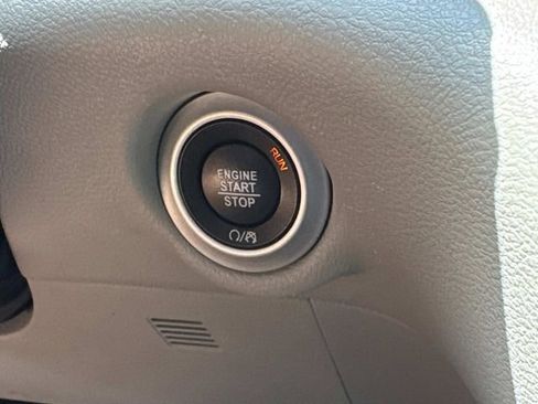 Used 2023 Chrysler Pacifica Touring-L FWD image 33