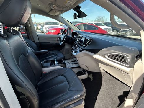 Used 2020 Chrysler Pacifica Touring-L FWD image 12