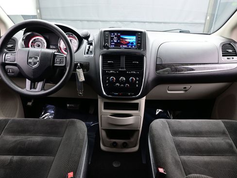 Used 2018 Dodge Grand Caravan SE w/ UConnect Hands-Free Group image 17