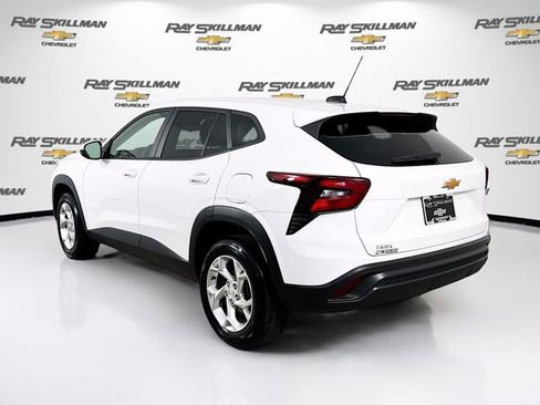 Used 2024 Chevrolet Trax LS w/ LS Convenience Package FWD image 5