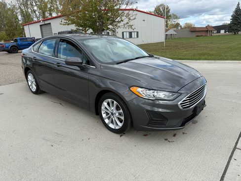 Used 2019 Ford Fusion SE image 3