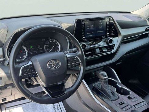 Used 2021 Toyota Highlander XLE AWD/4WD image 21
