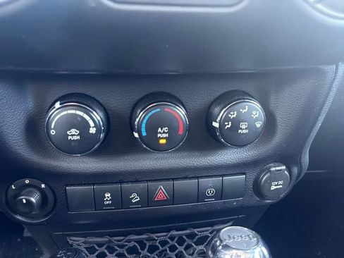 Used 2015 Jeep Wrangler Unlimited Rubicon w/ Connectivity Group AWD/4WD image 22