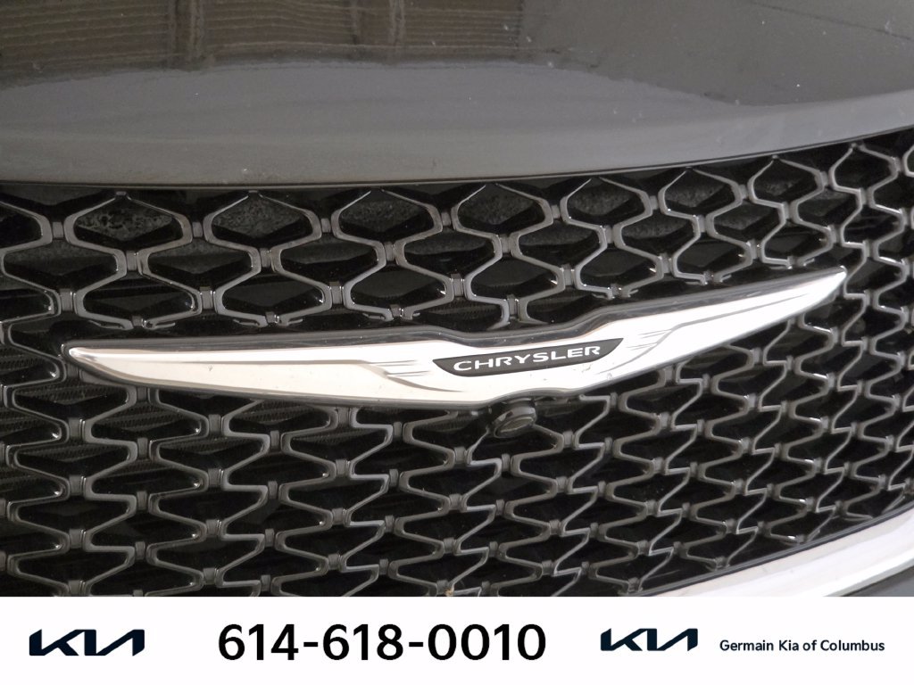 Used 2023 Chrysler Pacifica Touring-L FWD image 13