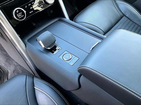 Used 2024 Land Rover Discovery Metropolitan Edition image 18