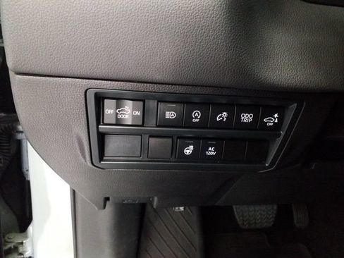 Used 2025 Toyota Tundra Limited AWD/4WD image 11
