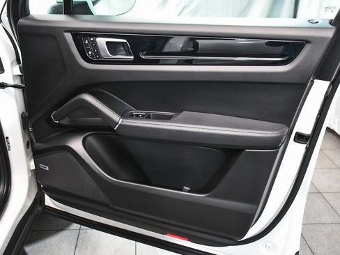 Used 2022 Porsche Cayenne Coupe image 18