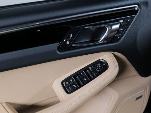Certified 2025 Porsche Macan AWD/4WD image 29