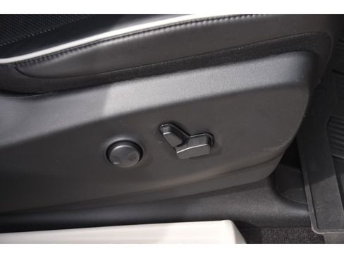 Used 2023 Chrysler Pacifica Limited w/ Uconnect Theater Family Group image 32