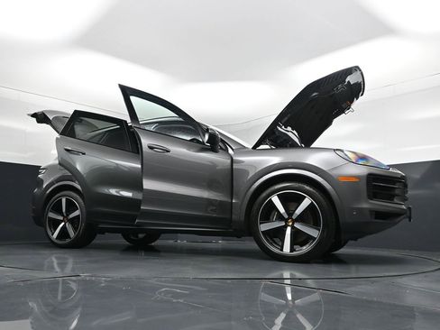 Used 2025 Porsche Cayenne AWD/4WD image 35