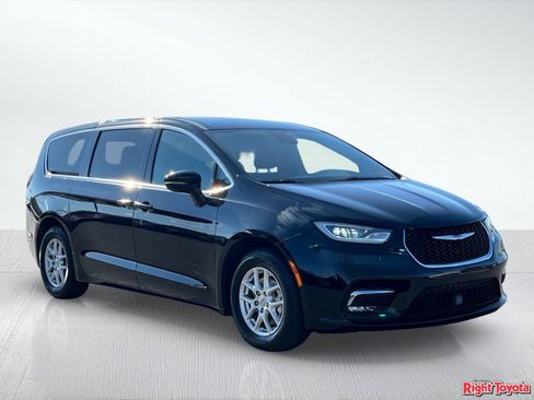 Used 2025 Chrysler Pacifica Select FWD image 8