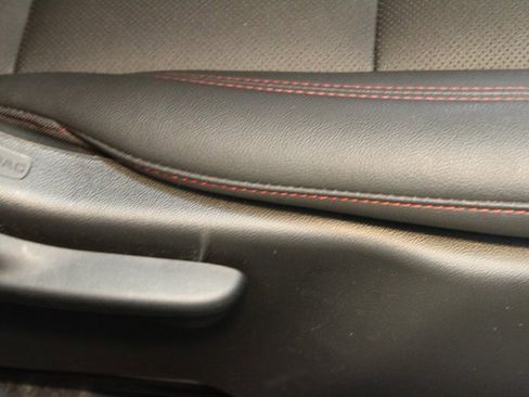 Used 2025 Chevrolet Trax RS w/ Sunroof Package image 12